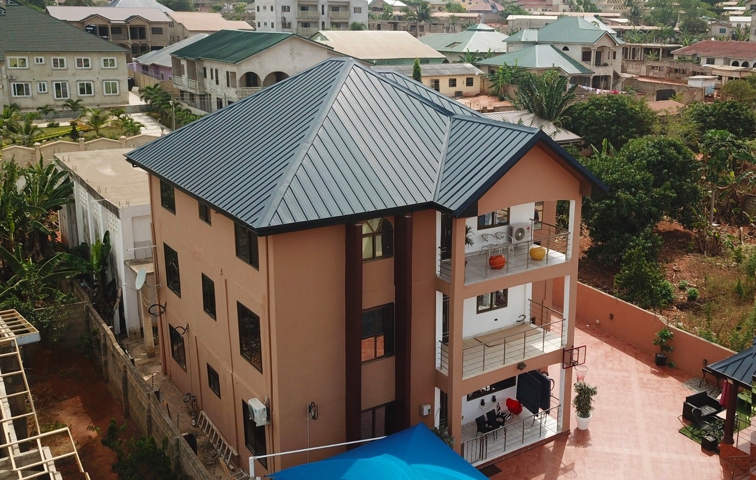 FACTORS TO CONSIDER WHEN CHOOSING A SUITABLE ROOFING MATERIAL FOR YOUR HOME.